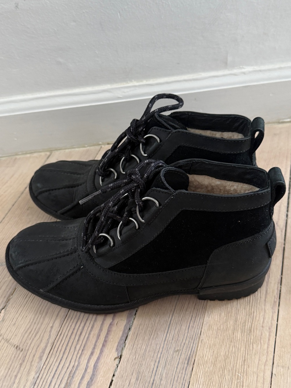 UGG Women’s Black Leather Suede Shearling Lined Lace Up Duck Ankle Boots Size 7